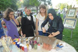 İneg&ouml;l'de sanat sokağa taştı
