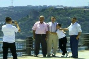 K&ouml;pr&uuml; trafiğinde hatıra fotoğrafı