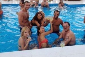 &Uuml;nl&uuml;ler havuz partisinde