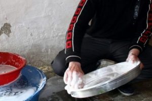 Erkekler ev işi yapın!