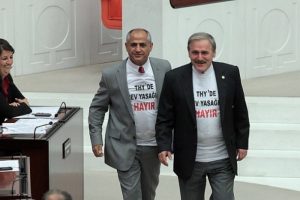 Meclis k&uuml;rs&uuml;s&uuml;nde renkli eylemler