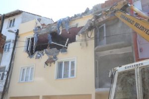 Osmangazi'den ka&ccedil;ak yapıya balyoz