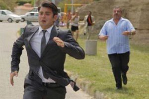 Murat Eken'in sette ayağı kırıldı
