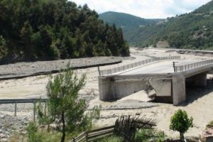 Sinop'ta heyelan yol kapattı