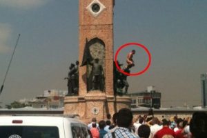 &Ccedil;ıplak eylemciye lin&ccedil; girişimi