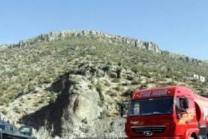 Ter&ouml;ristler yol kesti