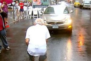 91 yaşında dişleriyle araba &ccedil;ekti