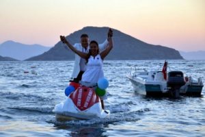 Gelin-damadın jet ski keyfi