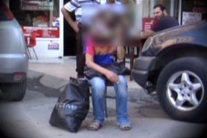 Y&uuml;z&uuml;n&uuml; kapatıp polise sığındı