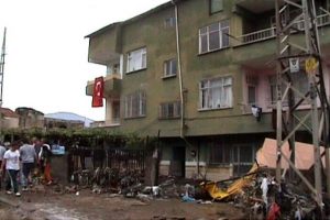 Şehidin evini sel vurdu