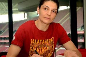 Nevriye Yılmaz imzaladı