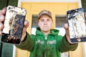 iPhone 4S'i cebinde patladı