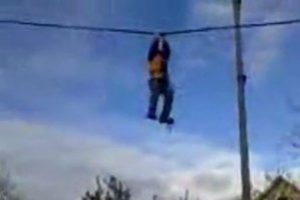 Elektrik direğinde tehlikeli oyun