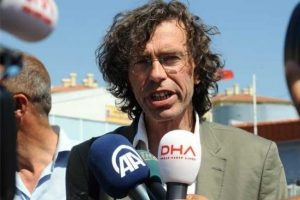 Elle aramaya kızdı pantolonu indirdi!