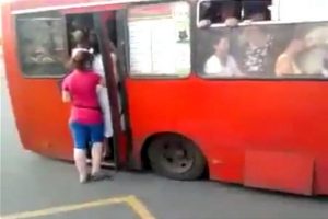 Kadınlar balık istifi gibi otob&uuml;s&uuml; doldurdu