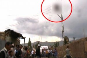 Elektrik arızasını gidermek i&ccedil;in &ccedil;ıktığı direkte akıma kapıldı