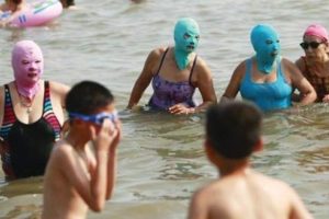 Bu maskeleri neden takıyorlar?