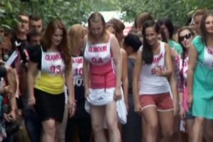 Rus g&uuml;zeller topuklularla yarıştı