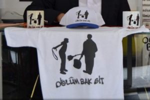 ''Oğlum bak git'' tiş&ouml;rtleri yok satıyor