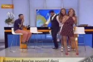 Asena'dan Ayşe &Ouml;zyılmazel'e kal&ccedil;a &ccedil;evirme dersi