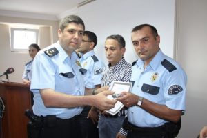 30 su&ccedil;luyu yakalayan polislere &ouml;d&uuml;l