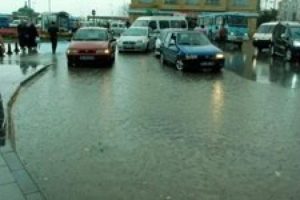 Bir saatlik yağmur Yalova'yı fel&ccedil; etti