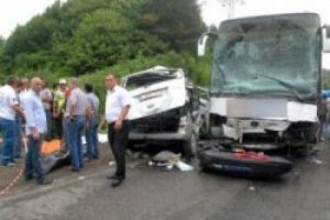 Otomobil ile yolcu otob&uuml;s&uuml; &ccedil;arpıştı: 3 &ouml;l&uuml;