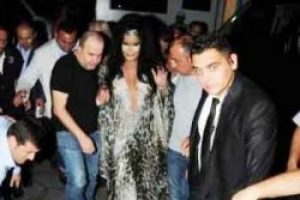Diva sahnede d&uuml;şme tehlikesi atlattı