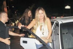 Eğlence &ccedil;ıkışı otostop &ccedil;ekti