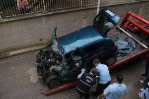Kamyonet ile otomobil kafa kafaya &ccedil;arpıştı