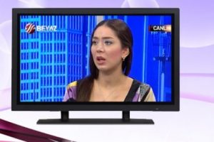 Ece G&uuml;rsel canlı yayında i&ccedil;ini b&ouml;yle d&ouml;kt&uuml;
