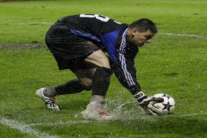 Direğe kafa atan adam futbolu bıraktı