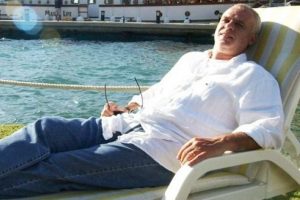 &Uuml;nl&uuml; T&uuml;rk turizmci i&ccedil;in kırmızı b&uuml;lten