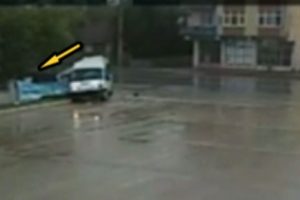 Minib&uuml;s&uuml;n camından b&ouml;yle fırladı