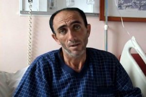 Ayı taş atarak yaraladı