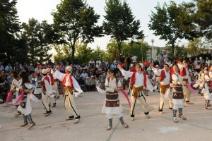 Halk dansları sokaklara taştı