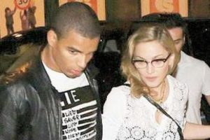 Madonna gen&ccedil; aşkı i&ccedil;in sinema kapattı!