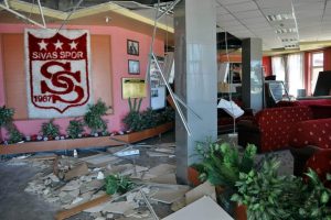 Sivaspor'da futbolcular &ouml;l&uuml;mden son anda kurtuldu