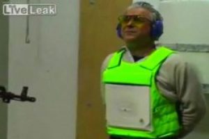 Kalaşnikofla &ccedil;elik yelek testi