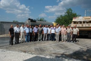 &Ccedil;i&ccedil;ek&ouml;z&uuml; k&ouml;y&uuml;n&uuml;n asfalt sevinci