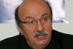 Bekaroğlu'ndan zehir zemberek s&ouml;zler