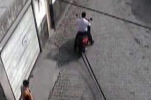 Motosiklet arabayı &ccedil;ekti