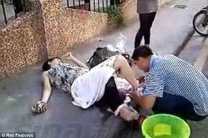 Sokak ortasında doğum yaptı