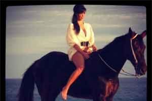 Kim Kardashian at &uuml;zerinde poz verdi