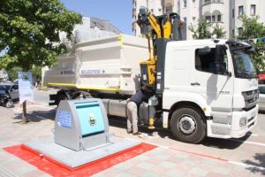 İlk yeraltı &ccedil;&ouml;p konteynırını başkan boşalttı