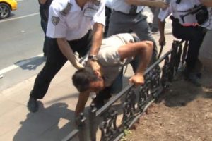 Polis durdu, &ouml;zel g&uuml;venlik ve zabıta vurdu