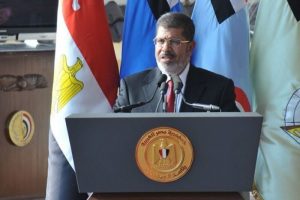 Mursi yetkilerinin peşinde