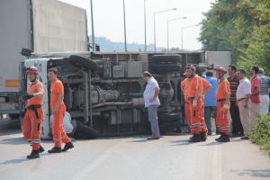 Bursa-İzmir yolunda trafiği kilitleyen kaza