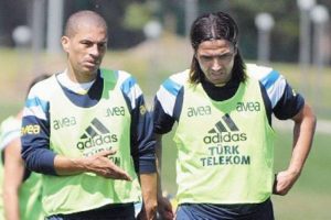 Fenerbah&ccedil;e antrenmanında yumruklar konuştu