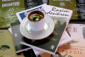 Kitap okuyana &ccedil;ay-kahve bedava
